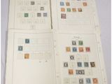 deux pages d'un livre, sur lesquelles figurent des timbres, posées sur une table
