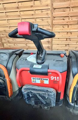 une pile de bagages empilés les uns sur les autres