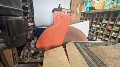 un tas de bric-à-brac dans une pièce, avec un poêle en arrière-plan