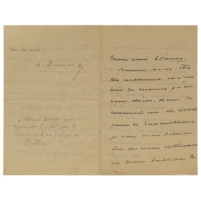 un vieux manuscrit comportant des inscriptions et contenant un stylo
