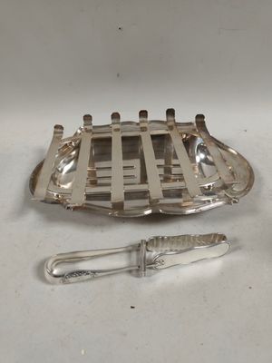 un plateau en argent sur lequel sont posés un couteau et une cuillère
