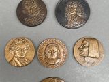 six types de pièces différents sont disposés sur une table