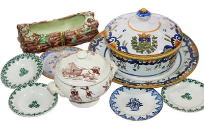 Ensemble comprenant parties de DINETTE en faïence dont soupi…