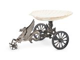 un plat ancien en argent orné d'un dragon et d'une calèche