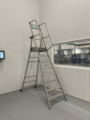 une échelle adossée au mur d'une pièce