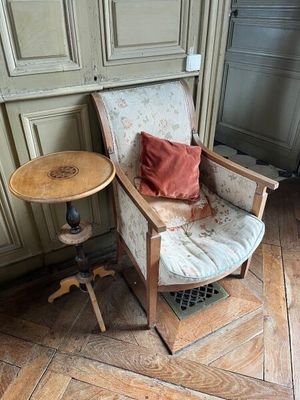 une chaise et une table dans le coin d'une pièce