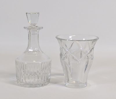 deux vases en verre posés l'un à côté de l'autre sur une table