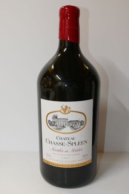 une bouteille de vin posée sur une table