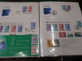 deux pages de timbres dans un classeur posé sur une table
