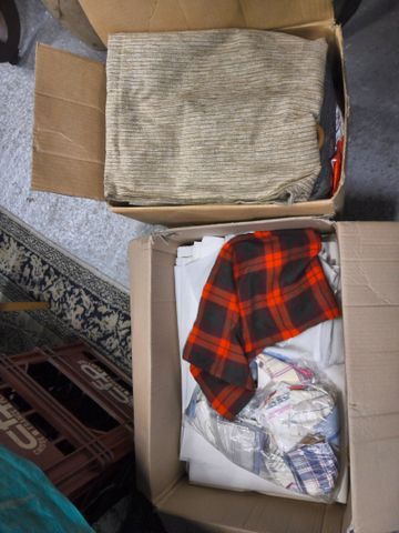 Carton de tissus divers, vêtements et chaussures