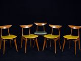 quatre chaises et une table dans une pièce sombre sur fond noir