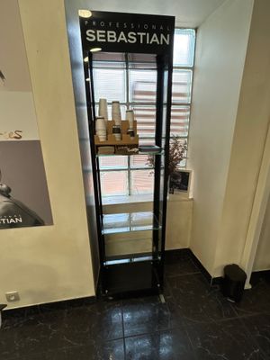 une vitrine en verre dans le coin d'une pièce
