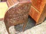 une chaise placée à côté d'une commode, dans l'herbe