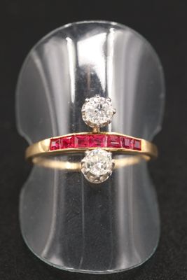 un gros plan d'une bague sertie de deux diamants