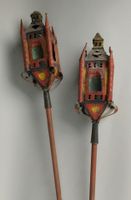 Paire de lanternes de procession en tôle laquée polychrome à…
