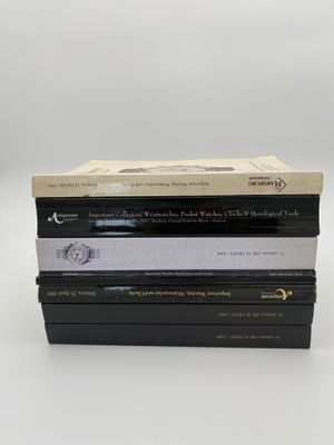 trois livres empilés sur une surface blanche