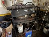 une machine qui se trouve dans une pièce avec d'autres objets