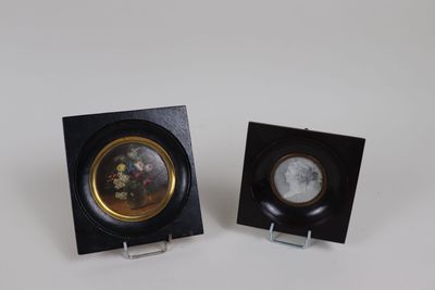 paire d'assiettes miniatures noires et dorées ornées de fleurs