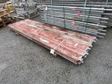 un tas de planches de bois posées par terre