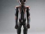 une image représentant une statue en bois d'un homme avec un chat sur la tête