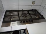 une plaque de cuisson en métal à trois feux dans une cuisine