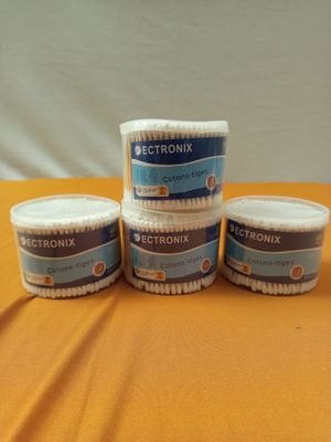 trois boîtes de cure-dents posées sur une table