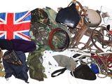 un tas d'objets militaires divers posés sur une surface blanche