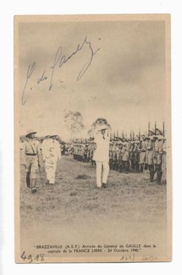 une vieille photo en noir et blanc représentant un groupe d'hommes en uniforme