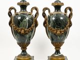 deux vases posés côte à côte sur une surface blanche