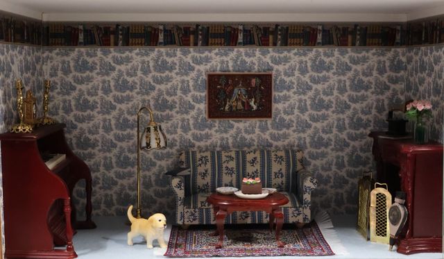 Diorama. Composition miniature, dans une vitrine en bois, vitre e...
