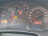 un gros plan du tableau de bord d'une voiture avec les jauges allumées