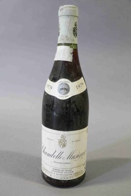 une bouteille de vin posée sur une table