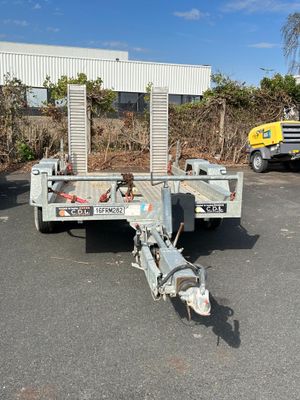 une photo d'une remorque à plateau garée sur un parking