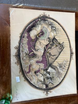 une photo d'une photo représentant un chat et un chien posés sur une table