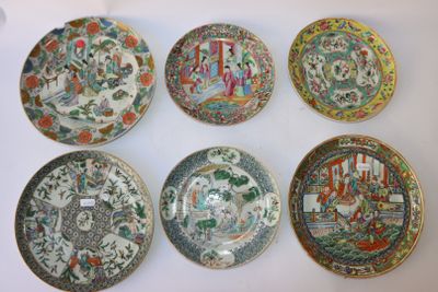 six assiettes chinoises aux motifs variés posées sur une table
