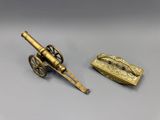 une paire de canons anciens en laiton et une boucle de ceinture en laiton
