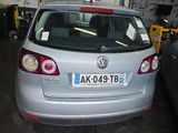une voiture argentée garée dans un garage à côté d'une voiture noire
