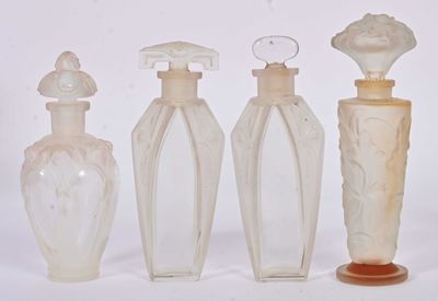 quatre vases en verre sont alignés sur une surface blanche