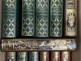 beaucoup de livres dans la boîte sur l'étagère