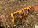un engin jaune posé au milieu d'un champ