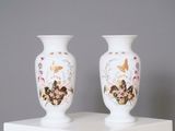 deux vases posés sur une étagère blanche
