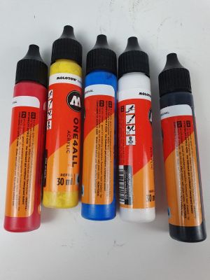 quatre couleurs différentes de peinture acrylique superposées les unes sur les autres