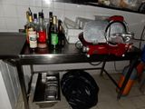 une table sur laquelle sont posées plusieurs bouteilles