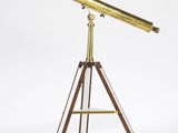 un télescope ancien en laiton monté sur un trépied