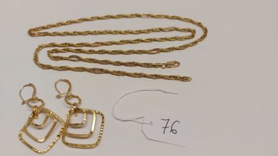 un gros plan sur un collier en or et une paire de boucles d'oreilles