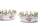 deux bols blancs ornés de bordures dorées et de fleurs roses