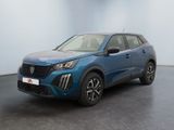 une voiture bleue garée dans une pièce aux murs blancs
