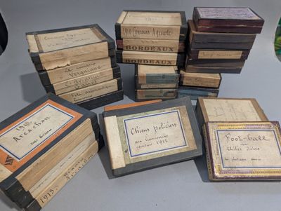 de nombreux vieux livres empilés les uns sur les autres sur une table