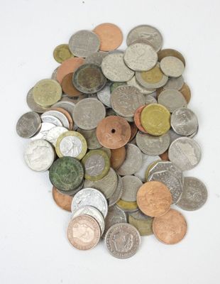 une pile de pièces de monnaie posée sur une surface blanche