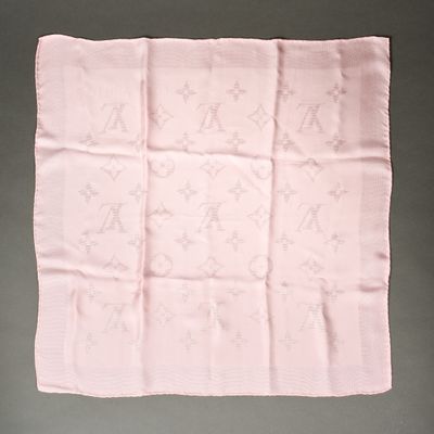une image représentant un mouchoir rose posé sur une table